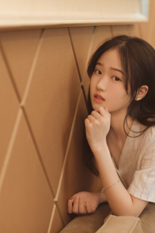他的手一点一点往下移动视频